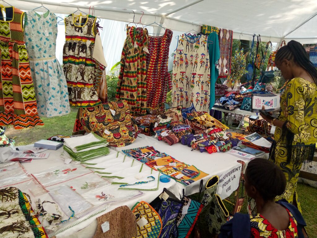 CONGO BZV : PRODUITS DIVERS D’ARTISANS, ET ASSOCIATIONS CARITATIVES MIS EN LUMIERE AU MARCHE SOLIDAIRE DE NOËL CONGO BZV : PRODUITS DIVERS D’ARTISANS, ET ASSOCIATIONS CARITATIVES MIS EN LUMIERE AU MARCHE SOLIDAIRE DE NOËL