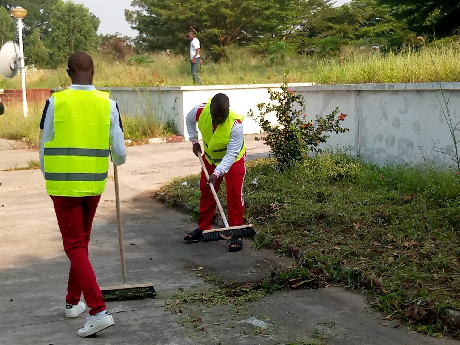 CONGO BZV : LA DIRECTION GENERALE DE L’ASSAINISSEMENT MET LA PROPRETE AU CENTRE NATIONAL DE RADIO ET DE TELEVISION
