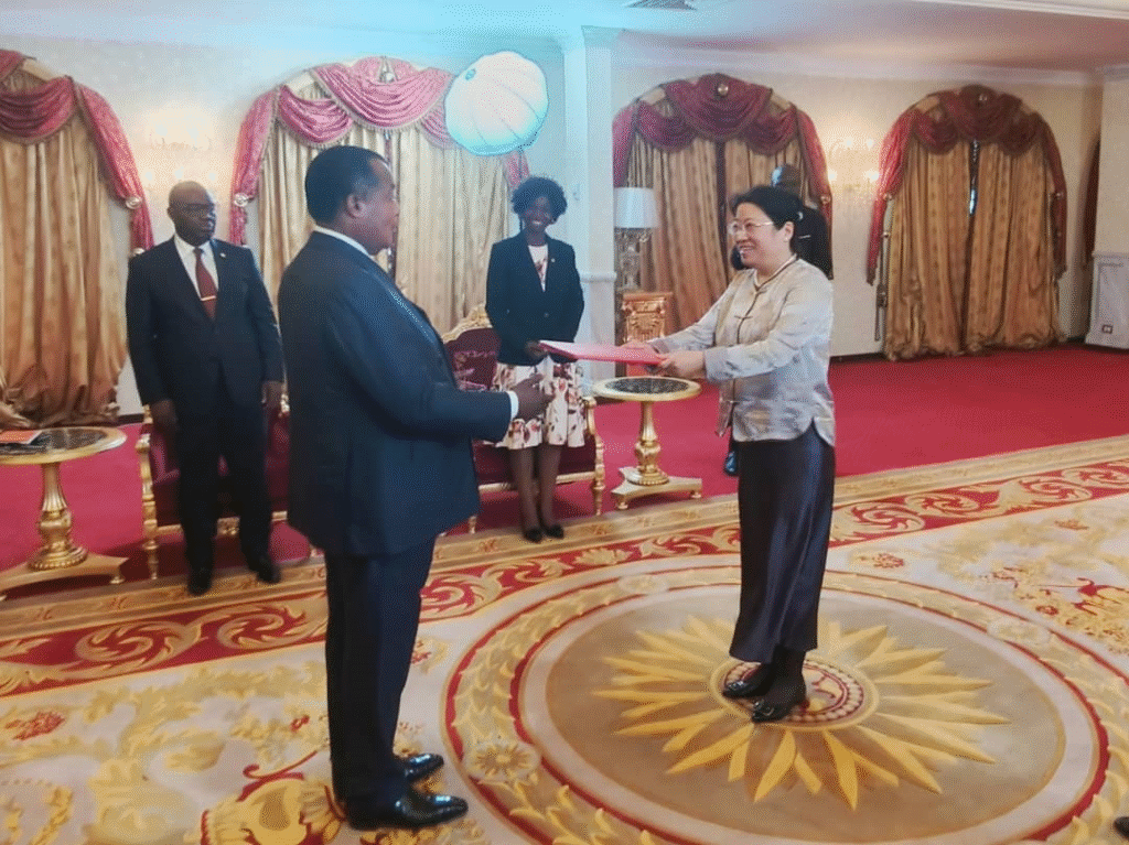 CONGO/CHINE : S.E. MADAME AN QING, NOUVEL AMBASSADEUR DE CHINE AU CONGO, PRESENTE SES LETTRES DE CREANCE, A S.E.M DENIS SASSOU-N’GUESSO, PRESIDENT DE LA REPUBLIQUE DU CONGO
