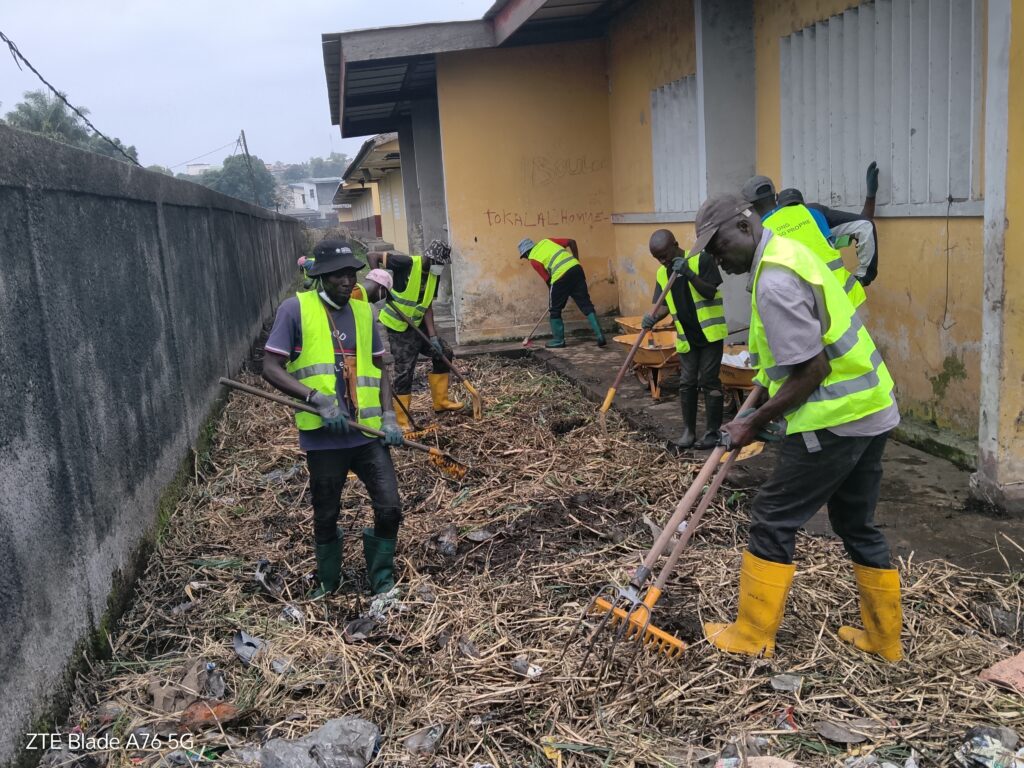CONGO BZV : L’OPERATION ASSAINISSEMENT DU PREMIER SAMEDI DU MOIS D’OCTOBRE S’INVITE DANS LES ECOLES