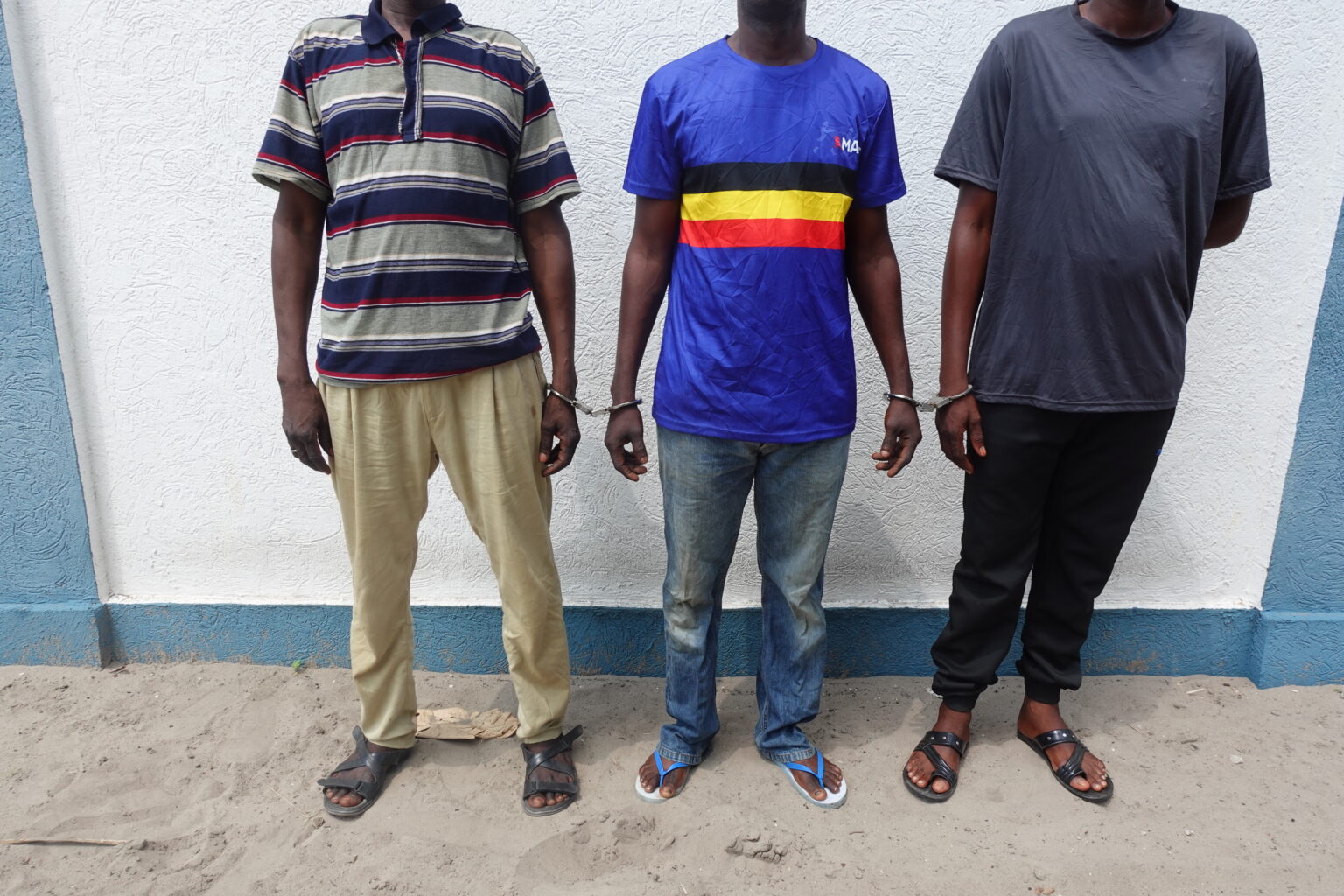 TROIS PRESUMES DELINQUANTS FAUNIQUES INTERPELLES A KELLE ET REJOIGNENT LEURS COMPLICES A EWO TROIS PRESUMES DELINQUANTS FAUNIQUES INTERPELLES A KELLE ET REJOIGNENT LEURS COMPLICES A EWO