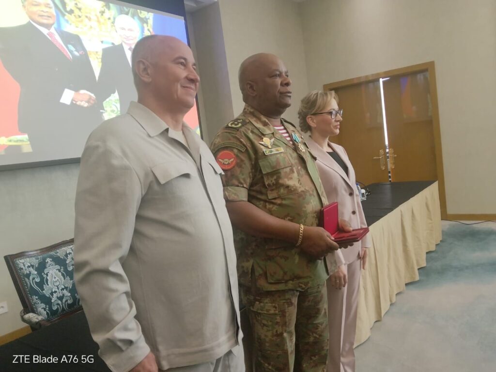 CONGO BZV : LE GENERAL SERGE OBOA DECORE DANS L’ORDRE DE L’AMITIE DE LA FEDERATION DE RUSSIE